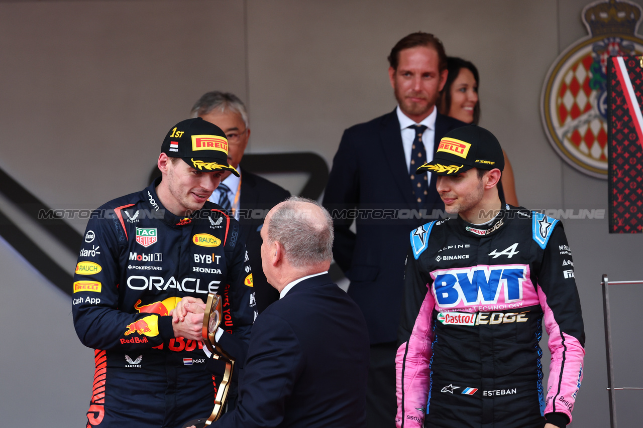 GP MONACO, (L to R): Gara winner Max Verstappen (NLD) Red Bull Racing celebrates with HSH Prince Albert of Monaco (MON) e Esteban Ocon (FRA) Alpine F1 Team on the podium.

28.05.2023. Formula 1 World Championship, Rd 7, Monaco Grand Prix, Monte Carlo, Monaco, Gara Day.

- www.xpbimages.com, EMail: requests@xpbimages.com ¬© Copyright: Batchelor / XPB Images