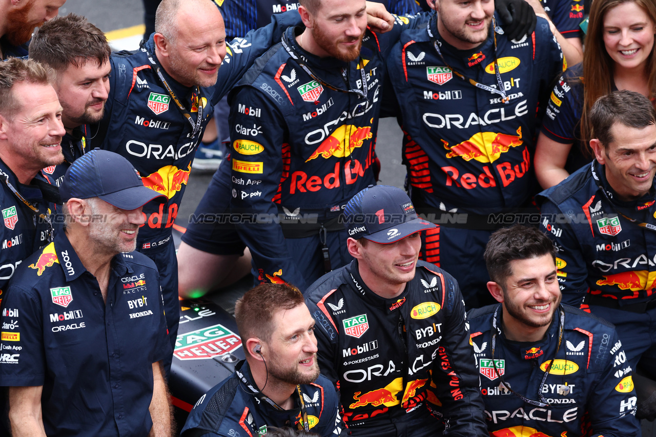 GP MONACO, Gara winner Max Verstappen (NLD) Red Bull Racing celebrates with the team.

28.05.2023. Formula 1 World Championship, Rd 7, Monaco Grand Prix, Monte Carlo, Monaco, Gara Day.

- www.xpbimages.com, EMail: requests@xpbimages.com ¬© Copyright: Batchelor / XPB Images