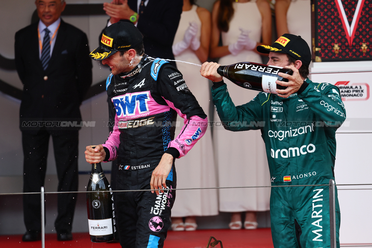 GP MONACO, (L to R): Esteban Ocon (FRA) Alpine F1 Team celebrates his third position on the podium with second placed Fernando Alonso (ESP) Aston Martin F1 Team.

28.05.2023. Formula 1 World Championship, Rd 7, Monaco Grand Prix, Monte Carlo, Monaco, Gara Day.

- www.xpbimages.com, EMail: requests@xpbimages.com ¬© Copyright: Batchelor / XPB Images