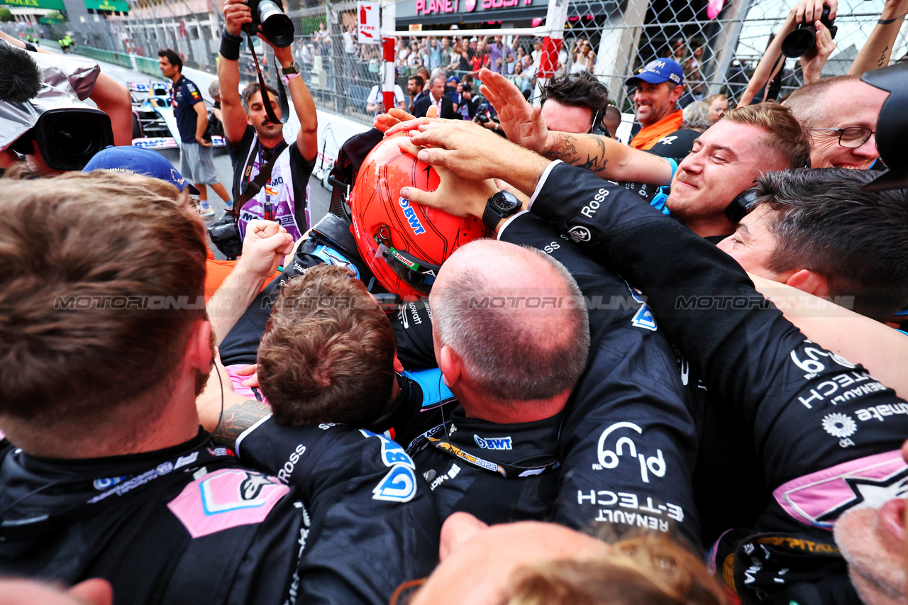 GP MONACO, Esteban Ocon (FRA) Alpine F1 Team celebrates his third position with the team.

28.05.2023. Formula 1 World Championship, Rd 7, Monaco Grand Prix, Monte Carlo, Monaco, Gara Day.

- www.xpbimages.com, EMail: requests@xpbimages.com ¬© Copyright: Charniaux / XPB Images
