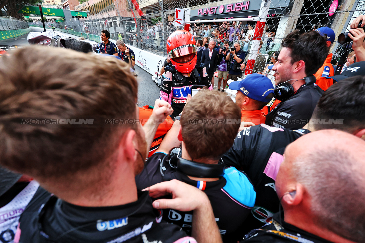 GP MONACO, Esteban Ocon (FRA) Alpine F1 Team celebrates his third position with the team.

28.05.2023. Formula 1 World Championship, Rd 7, Monaco Grand Prix, Monte Carlo, Monaco, Gara Day.

- www.xpbimages.com, EMail: requests@xpbimages.com ¬© Copyright: Charniaux / XPB Images