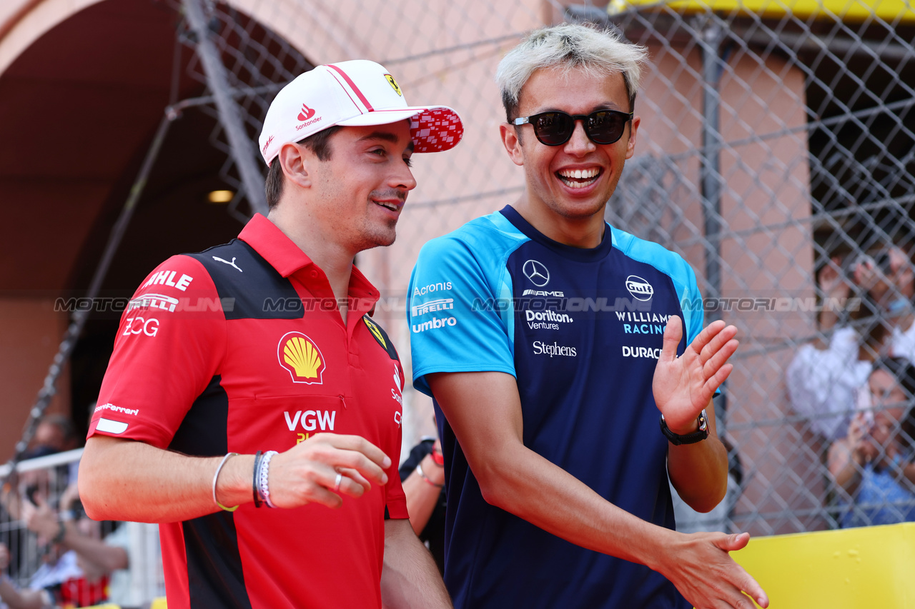 GP MONACO, (L to R): Charles Leclerc (MON) Ferrari e Alexander Albon (THA) Williams Racing on the drivers' parade.

28.05.2023. Formula 1 World Championship, Rd 7, Monaco Grand Prix, Monte Carlo, Monaco, Gara Day.

- www.xpbimages.com, EMail: requests@xpbimages.com ¬© Copyright: Batchelor / XPB Images