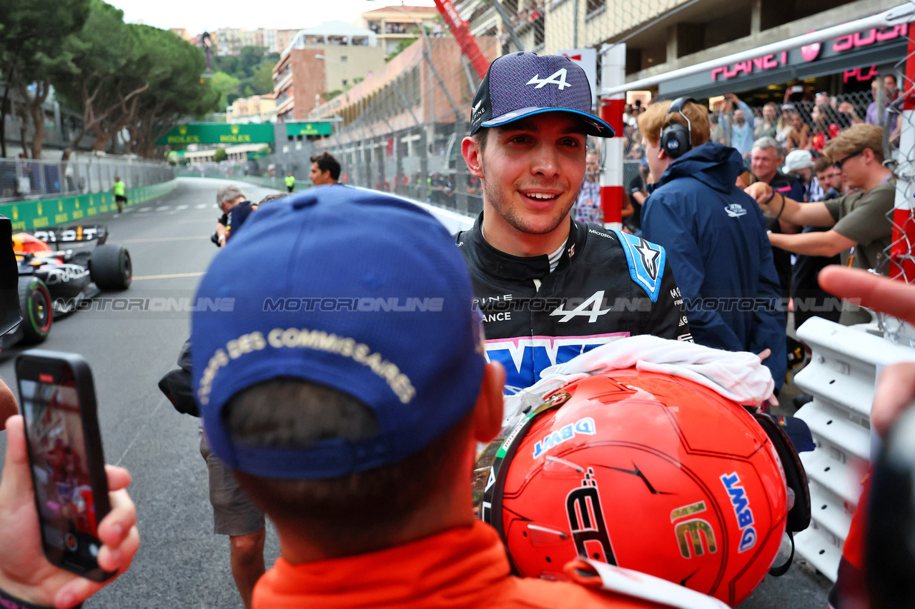 GP MONACO, Esteban Ocon (FRA) Alpine F1 Team celebrates his third position with the team.

28.05.2023. Formula 1 World Championship, Rd 7, Monaco Grand Prix, Monte Carlo, Monaco, Gara Day.

- www.xpbimages.com, EMail: requests@xpbimages.com ¬© Copyright: Charniaux / XPB Images