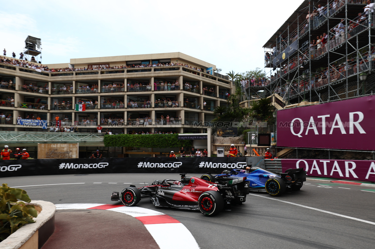 GP MONACO, Valtteri Bottas (FIN) Alfa Romeo F1 Team C43 e Alexander Albon (THA) Williams Racing FW45.

28.05.2023. Formula 1 World Championship, Rd 7, Monaco Grand Prix, Monte Carlo, Monaco, Gara Day.

 - www.xpbimages.com, EMail: requests@xpbimages.com ¬© Copyright: Coates / XPB Images