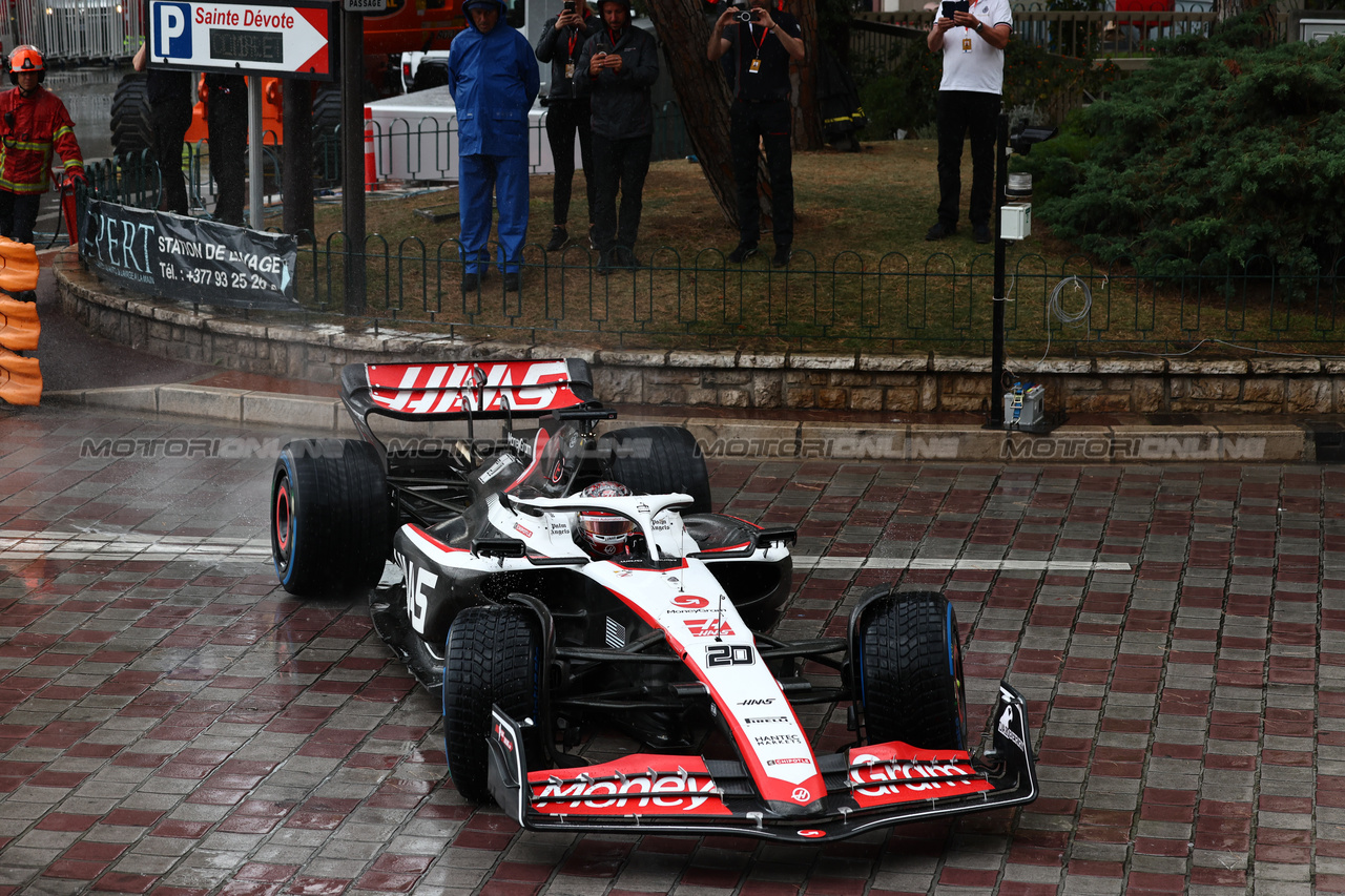 GP MONACO, Kevin Magnussen (DEN) Haas VF-23 runs wide.

28.05.2023. Formula 1 World Championship, Rd 7, Monaco Grand Prix, Monte Carlo, Monaco, Gara Day.

- www.xpbimages.com, EMail: requests@xpbimages.com ¬© Copyright: Charniaux / XPB Images