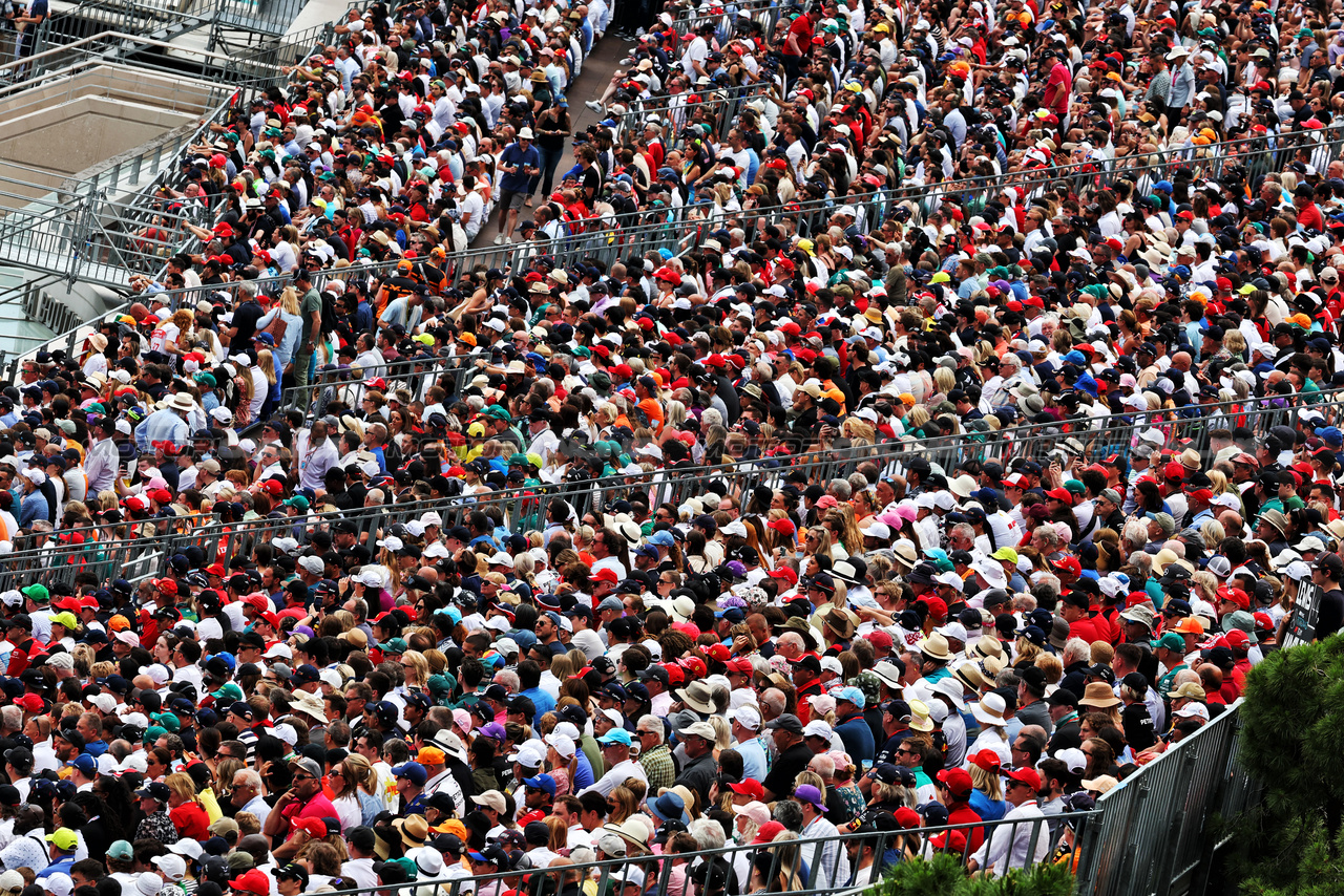 GP MONACO, Circuit Atmosfera - fans in the grandstand.

28.05.2023. Formula 1 World Championship, Rd 7, Monaco Grand Prix, Monte Carlo, Monaco, Gara Day.

- www.xpbimages.com, EMail: requests@xpbimages.com ¬© Copyright: Moy / XPB Images