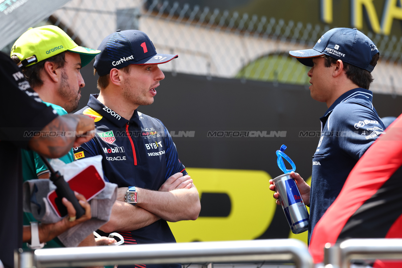 GP MONACO, (L to R): Fernando Alonso (ESP) Aston Martin F1 Team; Max Verstappen (NLD) Red Bull Racing; e Nyck de Vries (NLD) AlphaTauri, on the drivers' parade.

28.05.2023. Formula 1 World Championship, Rd 7, Monaco Grand Prix, Monte Carlo, Monaco, Gara Day.

- www.xpbimages.com, EMail: requests@xpbimages.com ¬© Copyright: Batchelor / XPB Images