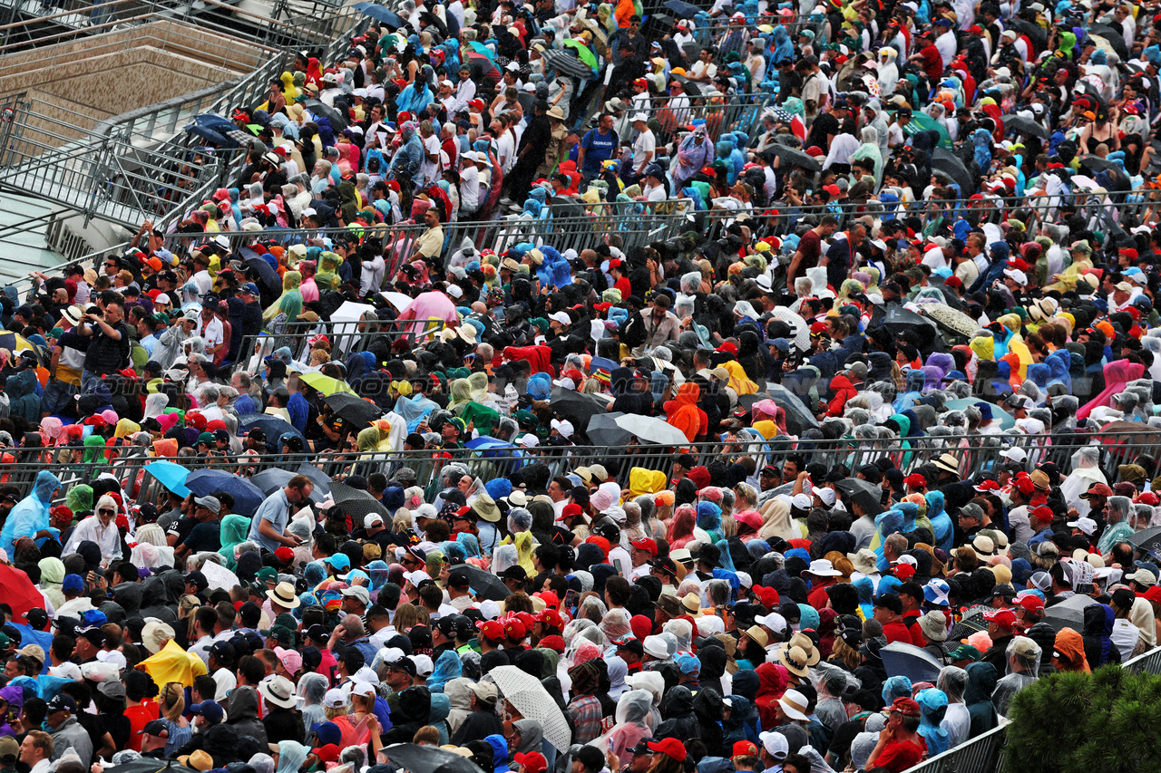 GP MONACO, Circuit Atmosfera - fans in the grandstand.

28.05.2023. Formula 1 World Championship, Rd 7, Monaco Grand Prix, Monte Carlo, Monaco, Gara Day.

- www.xpbimages.com, EMail: requests@xpbimages.com ¬© Copyright: Moy / XPB Images
