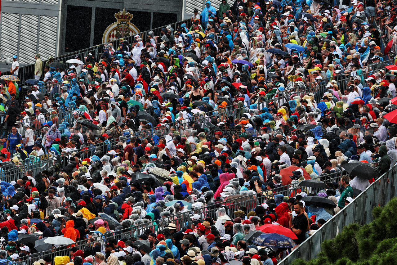 GP MONACO, Circuit Atmosfera - fans in the grandstand.

28.05.2023. Formula 1 World Championship, Rd 7, Monaco Grand Prix, Monte Carlo, Monaco, Gara Day.

- www.xpbimages.com, EMail: requests@xpbimages.com ¬© Copyright: Moy / XPB Images