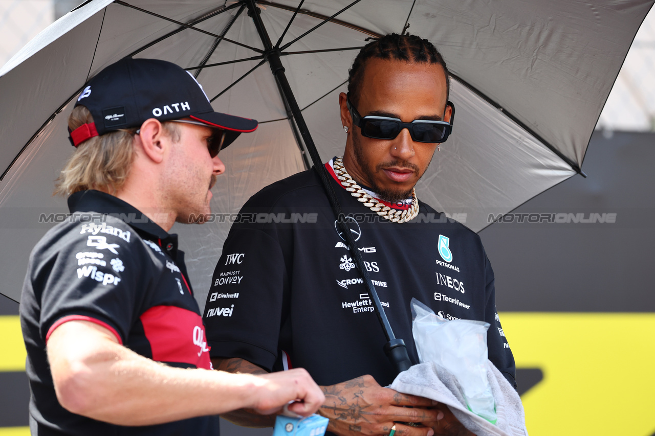 GP MONACO, (L to R): Valtteri Bottas (FIN) Alfa Romeo F1 Team e Lewis Hamilton (GBR) Mercedes AMG F1 on the drivers' parade.

28.05.2023. Formula 1 World Championship, Rd 7, Monaco Grand Prix, Monte Carlo, Monaco, Gara Day.

- www.xpbimages.com, EMail: requests@xpbimages.com ¬© Copyright: Batchelor / XPB Images