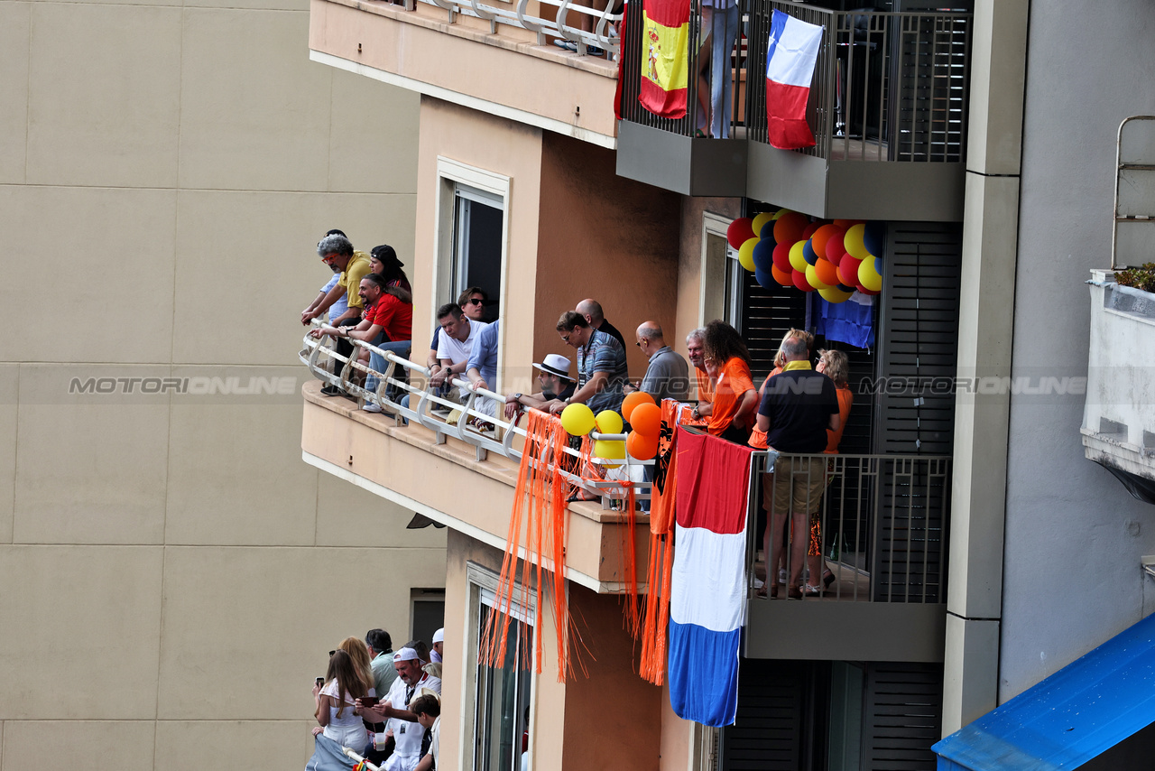 GP MONACO, Circuit Atmosfera - fans in apartments.

28.05.2023. Formula 1 World Championship, Rd 7, Monaco Grand Prix, Monte Carlo, Monaco, Gara Day.

- www.xpbimages.com, EMail: requests@xpbimages.com ¬© Copyright: Moy / XPB Images