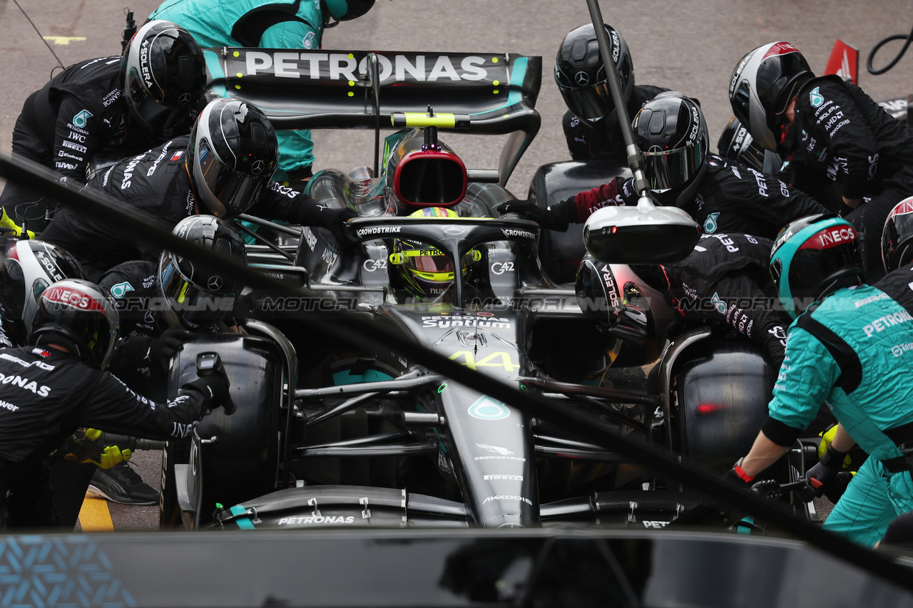 GP MONACO, Lewis Hamilton (GBR) Mercedes AMG F1 W14 makes a pit stop.

28.05.2023. Formula 1 World Championship, Rd 7, Monaco Grand Prix, Monte Carlo, Monaco, Gara Day.

- www.xpbimages.com, EMail: requests@xpbimages.com ¬© Copyright: Bearne / XPB Images