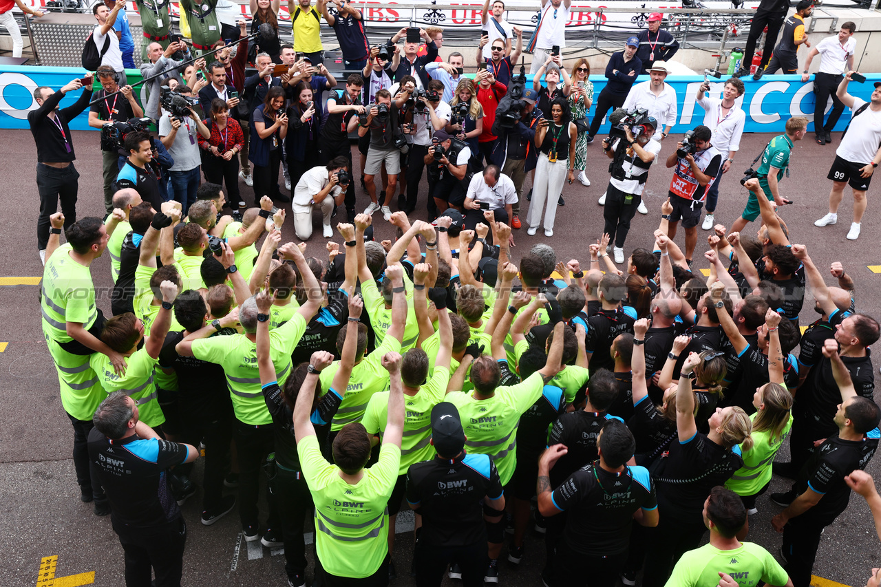 GP MONACO, Esteban Ocon (FRA) Alpine F1 Team celebrates his third position with the team.

28.05.2023. Formula 1 World Championship, Rd 7, Monaco Grand Prix, Monte Carlo, Monaco, Gara Day.

 - www.xpbimages.com, EMail: requests@xpbimages.com ¬© Copyright: Coates / XPB Images