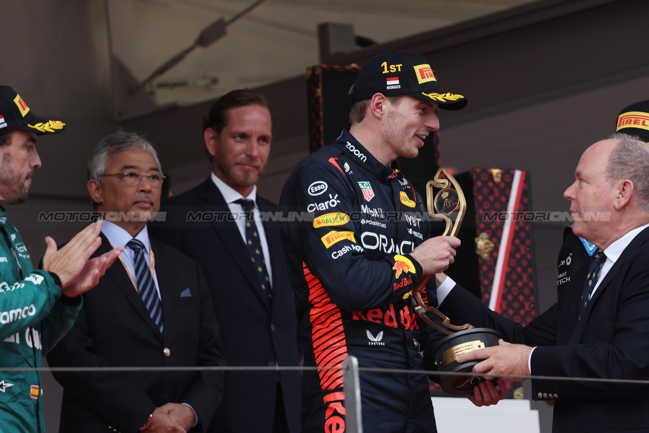 GP MONACO, Gara winner Max Verstappen (NLD) Red Bull Racing celebrates on the podium with HSH Prince Albert of Monaco (MON).

28.05.2023. Formula 1 World Championship, Rd 7, Monaco Grand Prix, Monte Carlo, Monaco, Gara Day.

- www.xpbimages.com, EMail: requests@xpbimages.com ¬© Copyright: Bearne / XPB Images