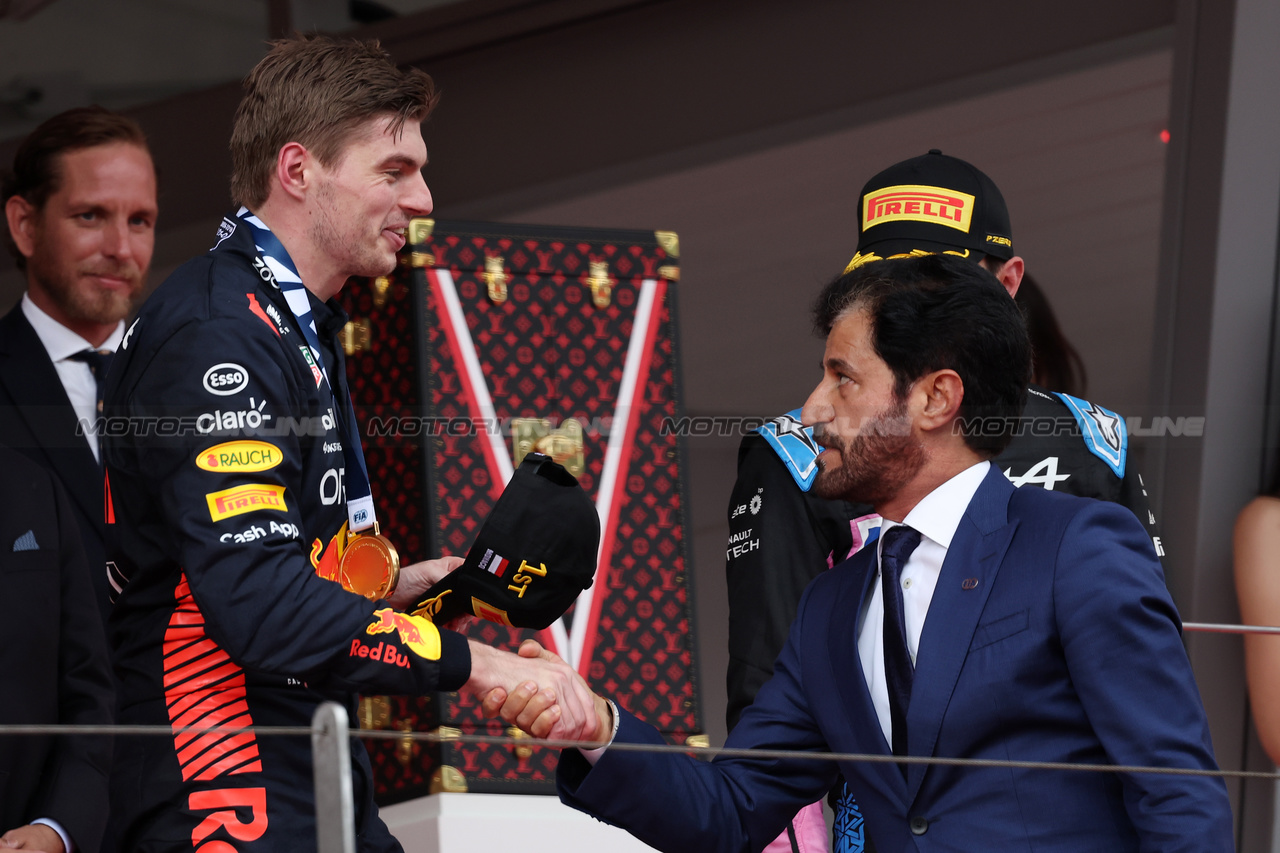 GP MONACO, Gara winner Max Verstappen (NLD) Red Bull Racing on the podium with Mohammed Bin Sulayem (UAE) FIA President.

28.05.2023. Formula 1 World Championship, Rd 7, Monaco Grand Prix, Monte Carlo, Monaco, Gara Day.

- www.xpbimages.com, EMail: requests@xpbimages.com ¬© Copyright: Bearne / XPB Images