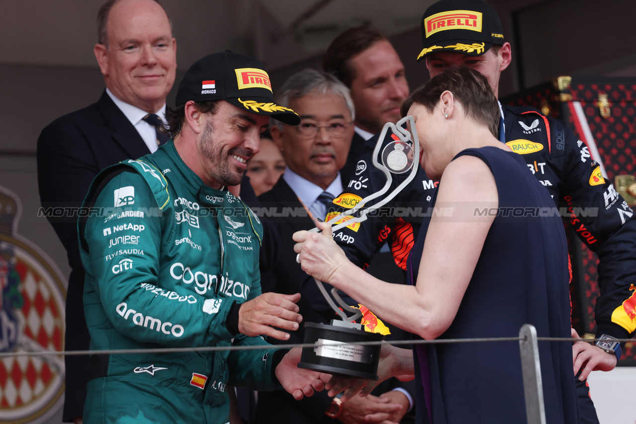 GP MONACO, Fernando Alonso (ESP) Aston Martin F1 Team celebrates his second position on the podium with Princess Charlene of Monaco.

28.05.2023. Formula 1 World Championship, Rd 7, Monaco Grand Prix, Monte Carlo, Monaco, Gara Day.

- www.xpbimages.com, EMail: requests@xpbimages.com ¬© Copyright: Bearne / XPB Images