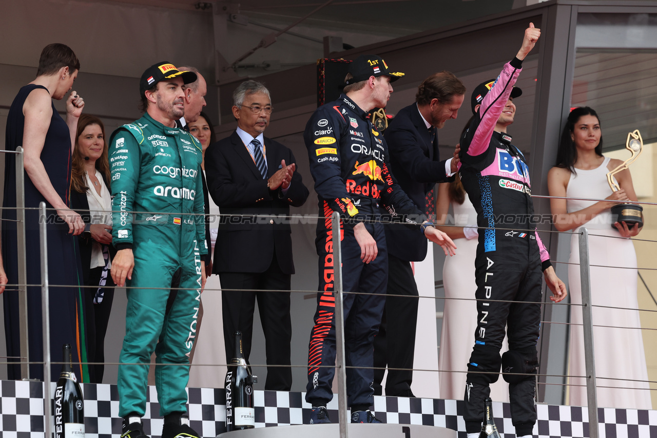 GP MONACO, The podium (L to R): Fernando Alonso (ESP) Aston Martin F1 Team, second; Max Verstappen (NLD) Red Bull Racing, vincitore; Esteban Ocon (FRA) Alpine F1 Team, third.

28.05.2023. Formula 1 World Championship, Rd 7, Monaco Grand Prix, Monte Carlo, Monaco, Gara Day.

- www.xpbimages.com, EMail: requests@xpbimages.com ¬© Copyright: Bearne / XPB Images