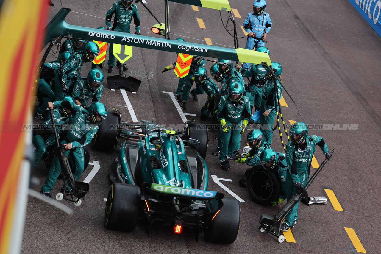 GP MONACO, Fernando Alonso (ESP) Aston Martin F1 Team AMR23 makes a pit stop.

28.05.2023. Formula 1 World Championship, Rd 7, Monaco Grand Prix, Monte Carlo, Monaco, Gara Day.

- www.xpbimages.com, EMail: requests@xpbimages.com ¬© Copyright: Bearne / XPB Images