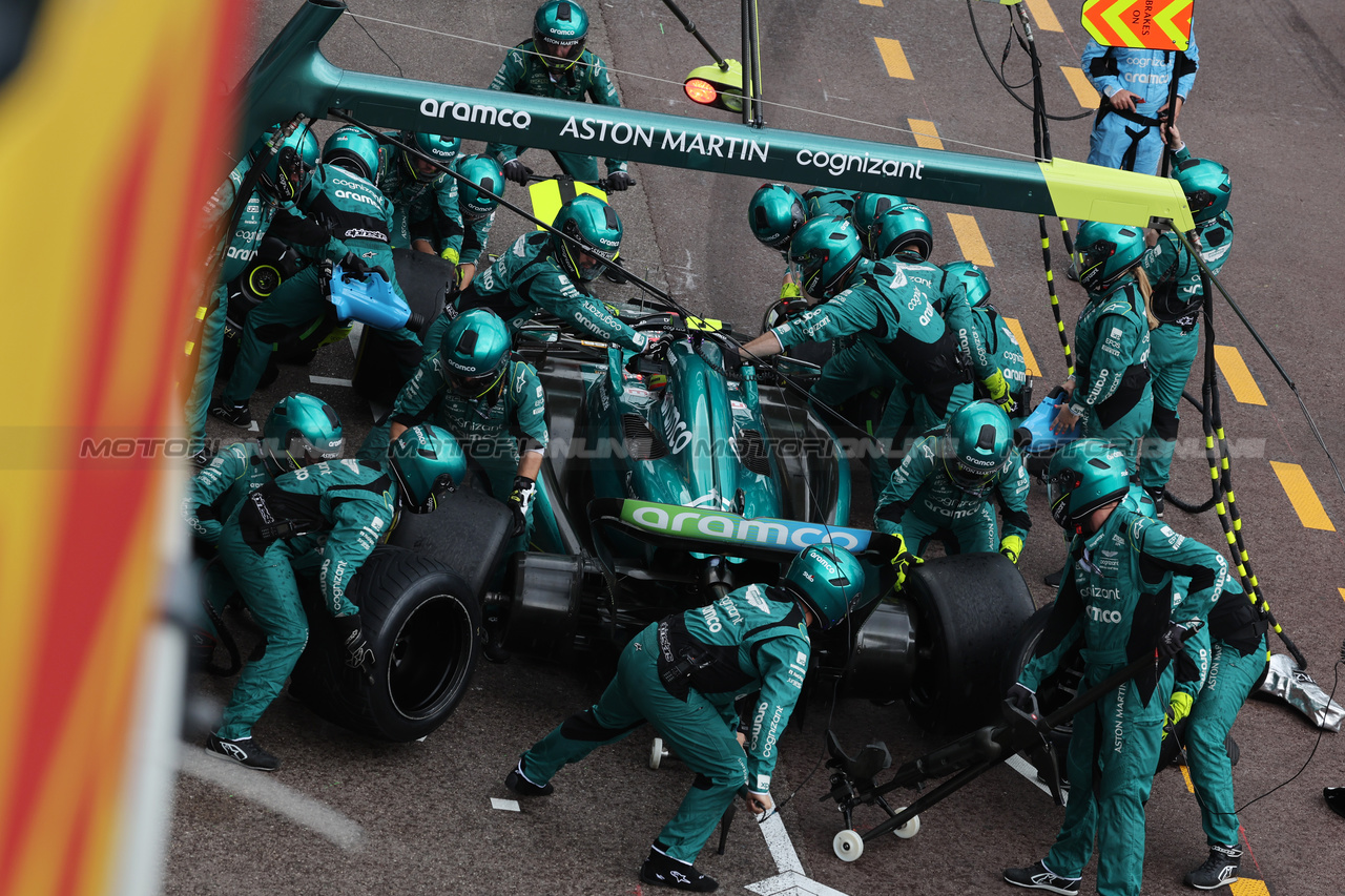 GP MONACO, Fernando Alonso (ESP) Aston Martin F1 Team AMR23 makes a pit stop.

28.05.2023. Formula 1 World Championship, Rd 7, Monaco Grand Prix, Monte Carlo, Monaco, Gara Day.

- www.xpbimages.com, EMail: requests@xpbimages.com ¬© Copyright: Bearne / XPB Images