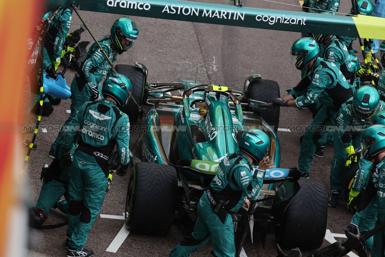 GP MONACO, Fernando Alonso (ESP) Aston Martin F1 Team AMR23 makes a pit stop.

28.05.2023. Formula 1 World Championship, Rd 7, Monaco Grand Prix, Monte Carlo, Monaco, Gara Day.

- www.xpbimages.com, EMail: requests@xpbimages.com ¬© Copyright: Bearne / XPB Images