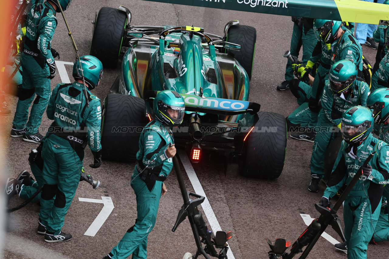 GP MONACO, Fernando Alonso (ESP) Aston Martin F1 Team AMR23 makes a pit stop.

28.05.2023. Formula 1 World Championship, Rd 7, Monaco Grand Prix, Monte Carlo, Monaco, Gara Day.

- www.xpbimages.com, EMail: requests@xpbimages.com ¬© Copyright: Bearne / XPB Images