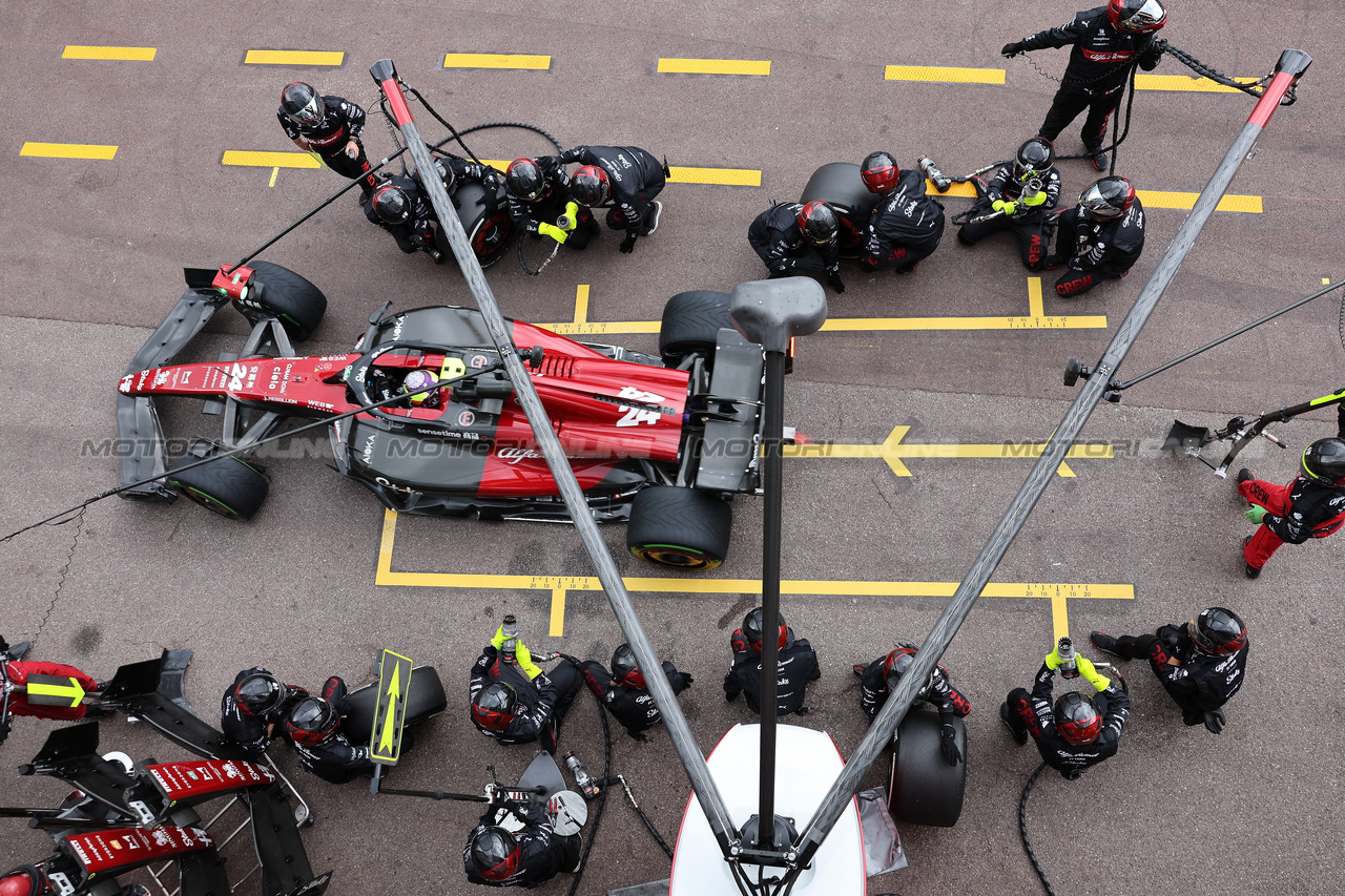 GP MONACO, Zhou Guanyu (CHN) Alfa Romeo F1 Team C43 makes a pit stop.

28.05.2023. Formula 1 World Championship, Rd 7, Monaco Grand Prix, Monte Carlo, Monaco, Gara Day.

- www.xpbimages.com, EMail: requests@xpbimages.com ¬© Copyright: Bearne / XPB Images