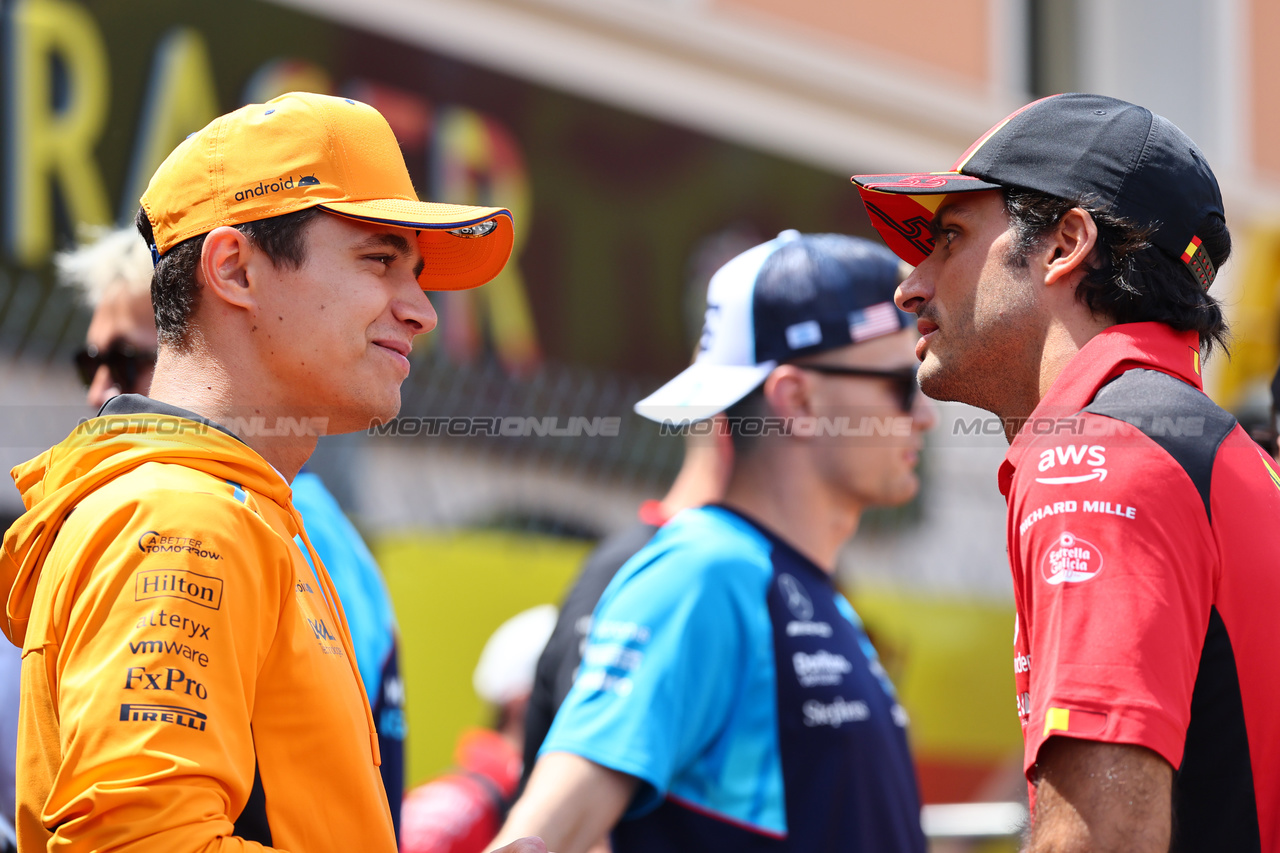 GP MONACO, (L to R): Lando Norris (GBR) McLaren e Carlos Sainz Jr (ESP) Ferrari on the drivers' parade.

28.05.2023. Formula 1 World Championship, Rd 7, Monaco Grand Prix, Monte Carlo, Monaco, Gara Day.

- www.xpbimages.com, EMail: requests@xpbimages.com ¬© Copyright: Batchelor / XPB Images