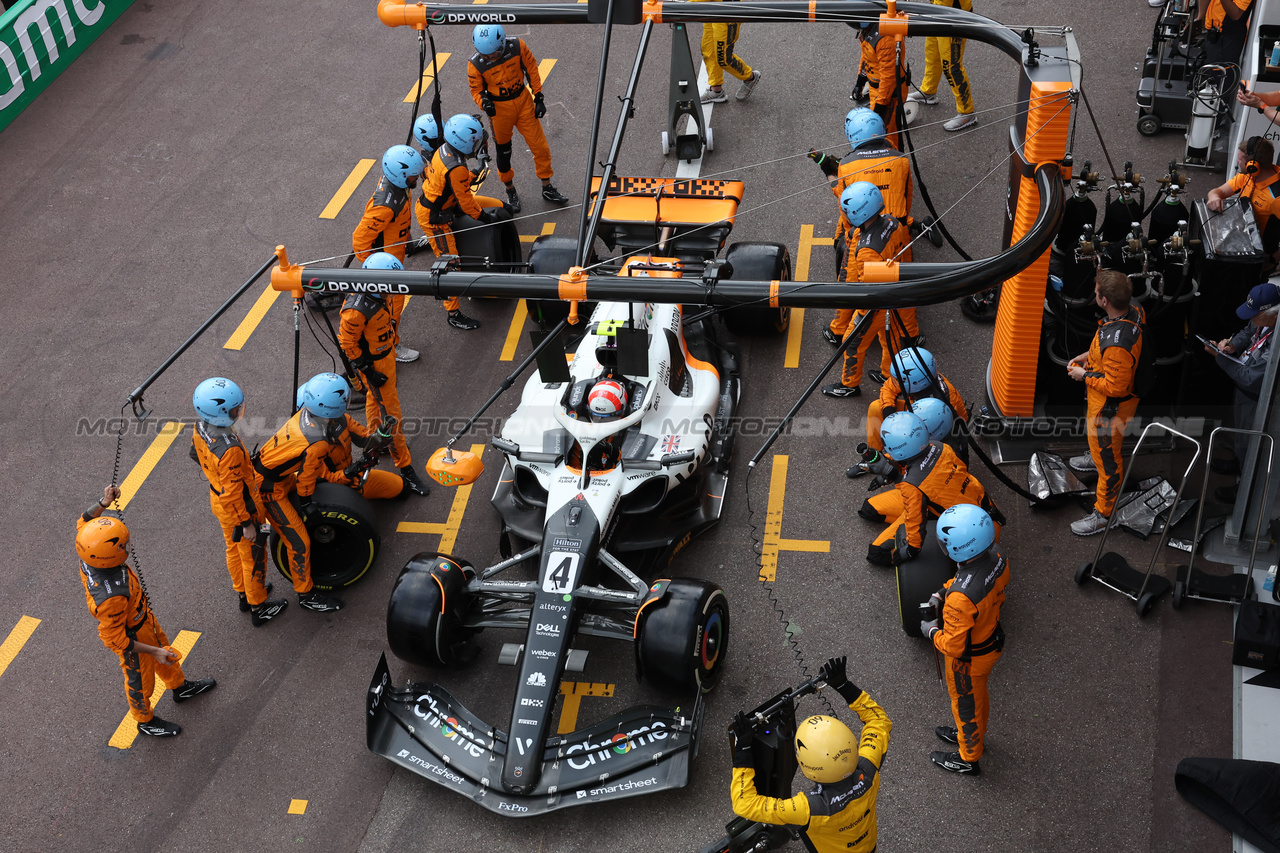 GP MONACO, Lando Norris (GBR) McLaren MCL60 makes a pit stop.

28.05.2023. Formula 1 World Championship, Rd 7, Monaco Grand Prix, Monte Carlo, Monaco, Gara Day.

- www.xpbimages.com, EMail: requests@xpbimages.com ¬© Copyright: Bearne / XPB Images