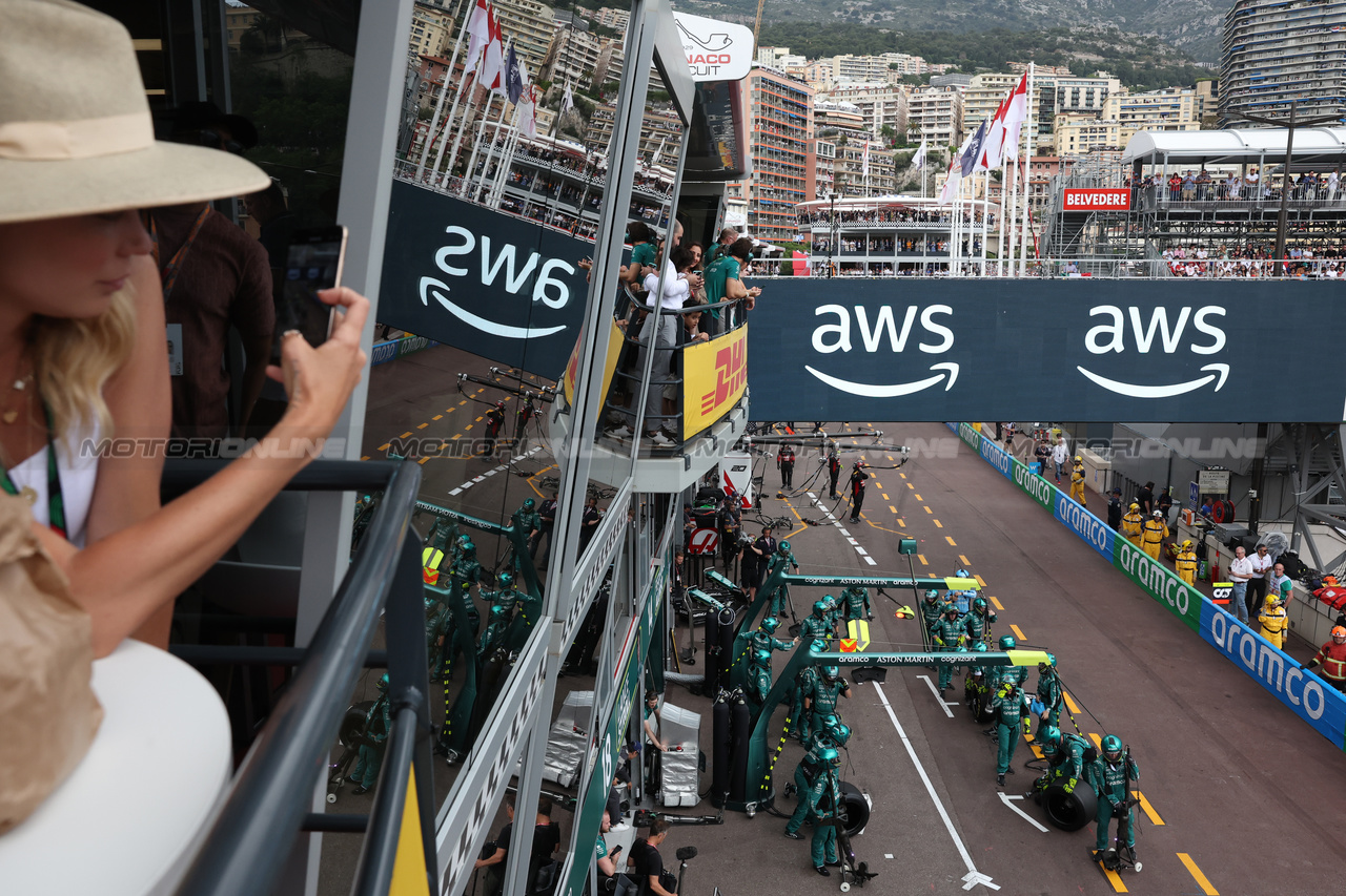 GP MONACO, Aston Martin F1 Team makes a pit stop.

28.05.2023. Formula 1 World Championship, Rd 7, Monaco Grand Prix, Monte Carlo, Monaco, Gara Day.

- www.xpbimages.com, EMail: requests@xpbimages.com ¬© Copyright: Bearne / XPB Images