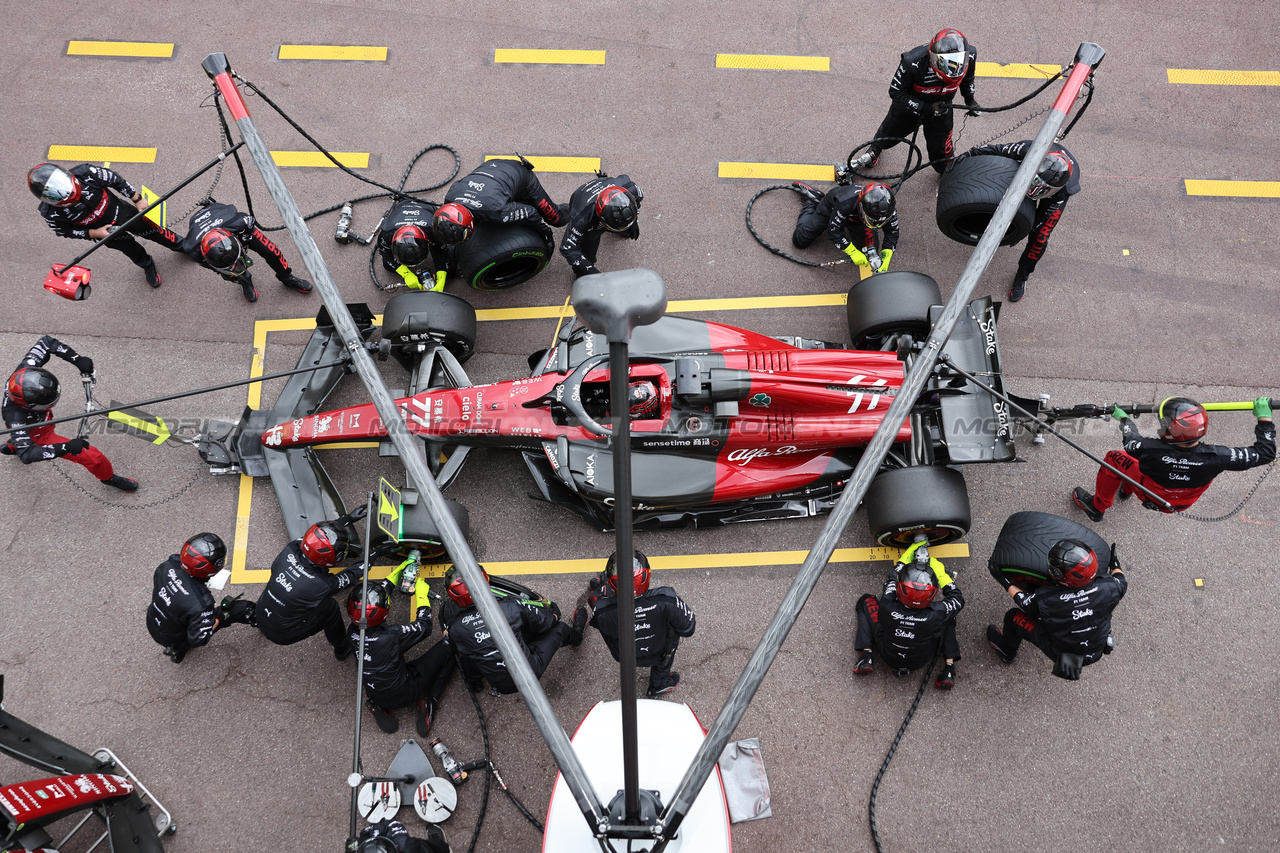 GP MONACO, Valtteri Bottas (FIN) Alfa Romeo F1 Team C43 makes a pit stop.

28.05.2023. Formula 1 World Championship, Rd 7, Monaco Grand Prix, Monte Carlo, Monaco, Gara Day.

- www.xpbimages.com, EMail: requests@xpbimages.com ¬© Copyright: Bearne / XPB Images