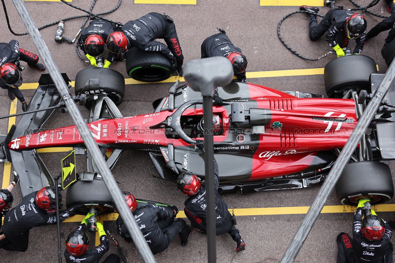 GP MONACO, Valtteri Bottas (FIN) Alfa Romeo F1 Team C43 makes a pit stop.

28.05.2023. Formula 1 World Championship, Rd 7, Monaco Grand Prix, Monte Carlo, Monaco, Gara Day.

- www.xpbimages.com, EMail: requests@xpbimages.com ¬© Copyright: Bearne / XPB Images