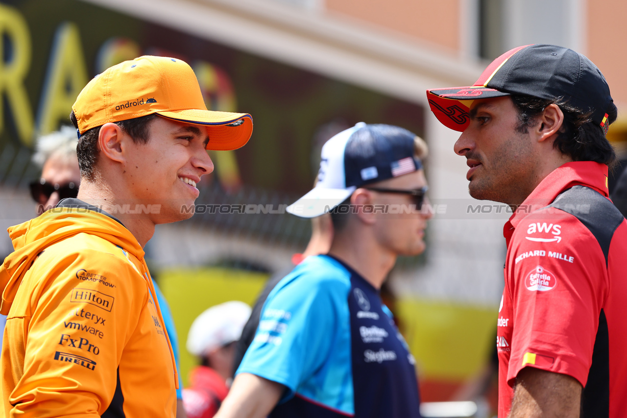 GP MONACO, (L to R): Lando Norris (GBR) McLaren e Carlos Sainz Jr (ESP) Ferrari on the drivers' parade.

28.05.2023. Formula 1 World Championship, Rd 7, Monaco Grand Prix, Monte Carlo, Monaco, Gara Day.

- www.xpbimages.com, EMail: requests@xpbimages.com ¬© Copyright: Batchelor / XPB Images