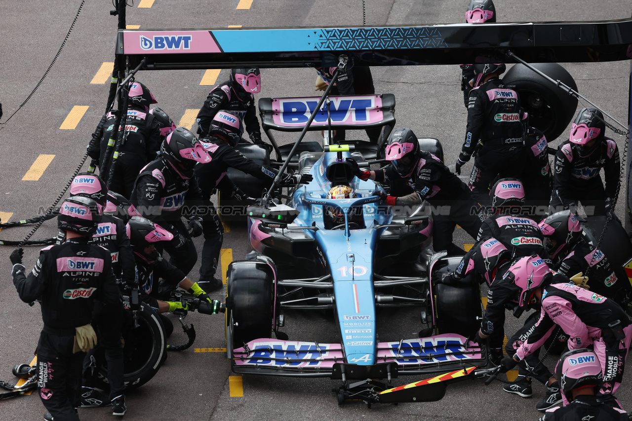 GP MONACO, Pierre Gasly (FRA) Alpine F1 Team A523 makes a pit stop.

28.05.2023. Formula 1 World Championship, Rd 7, Monaco Grand Prix, Monte Carlo, Monaco, Gara Day.

- www.xpbimages.com, EMail: requests@xpbimages.com ¬© Copyright: Bearne / XPB Images