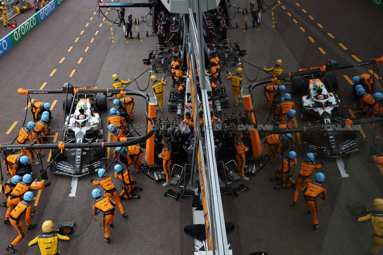 GP MONACO, Lando Norris (GBR) McLaren MCL60 makes a pit stop.

28.05.2023. Formula 1 World Championship, Rd 7, Monaco Grand Prix, Monte Carlo, Monaco, Gara Day.

- www.xpbimages.com, EMail: requests@xpbimages.com ¬© Copyright: Bearne / XPB Images