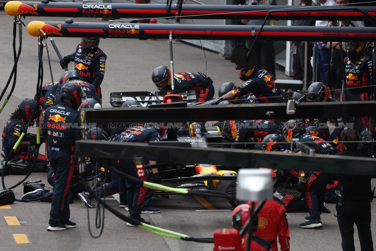 GP MONACO, Sergio Perez (MEX) Red Bull Racing RB19 makes a pit stop.

28.05.2023. Formula 1 World Championship, Rd 7, Monaco Grand Prix, Monte Carlo, Monaco, Gara Day.

- www.xpbimages.com, EMail: requests@xpbimages.com ¬© Copyright: Bearne / XPB Images