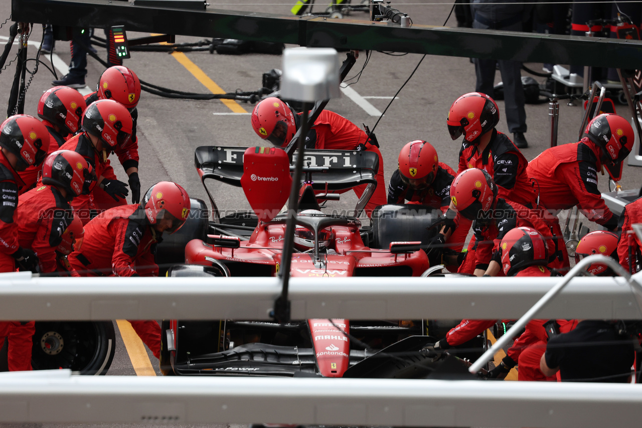 GP MONACO, Charles Leclerc (MON) Ferrari SF-23 makes a pit stop.

28.05.2023. Formula 1 World Championship, Rd 7, Monaco Grand Prix, Monte Carlo, Monaco, Gara Day.

- www.xpbimages.com, EMail: requests@xpbimages.com ¬© Copyright: Bearne / XPB Images