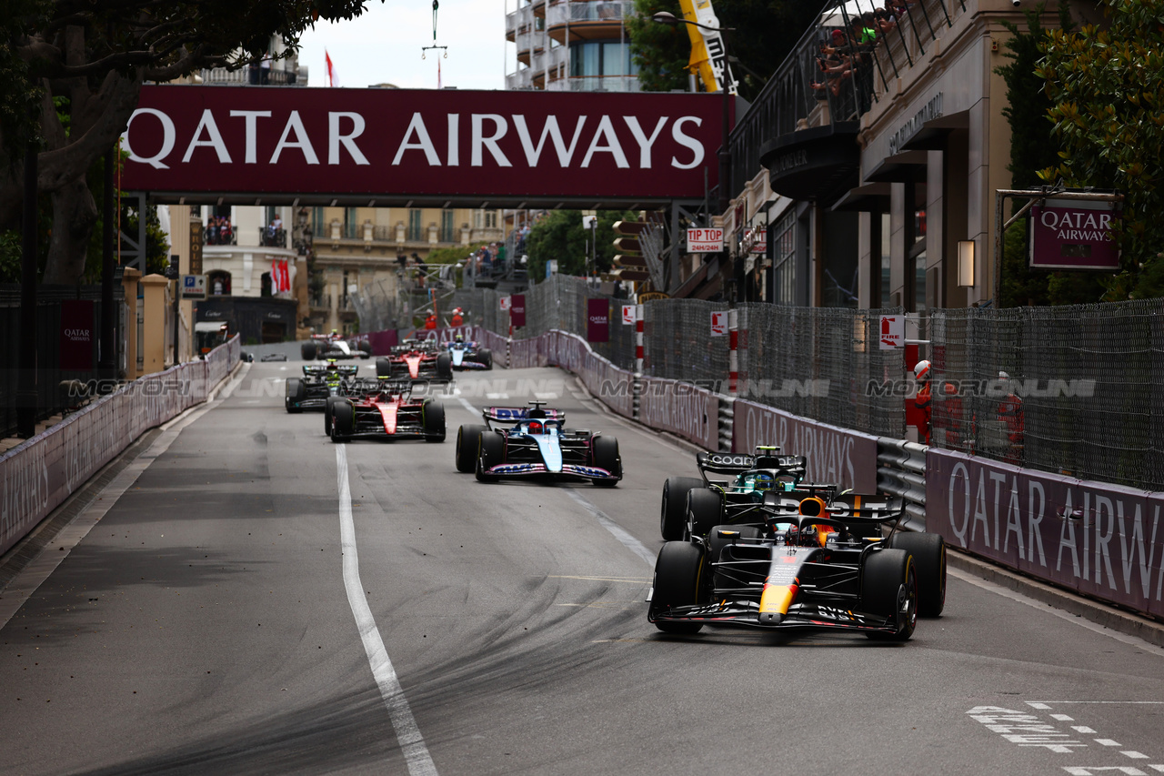 GP MONACO, Max Verstappen (NLD) Red Bull Racing RB19 davanti a at the partenza of the race.

28.05.2023. Formula 1 World Championship, Rd 7, Monaco Grand Prix, Monte Carlo, Monaco, Gara Day.

 - www.xpbimages.com, EMail: requests@xpbimages.com ¬© Copyright: Coates / XPB Images