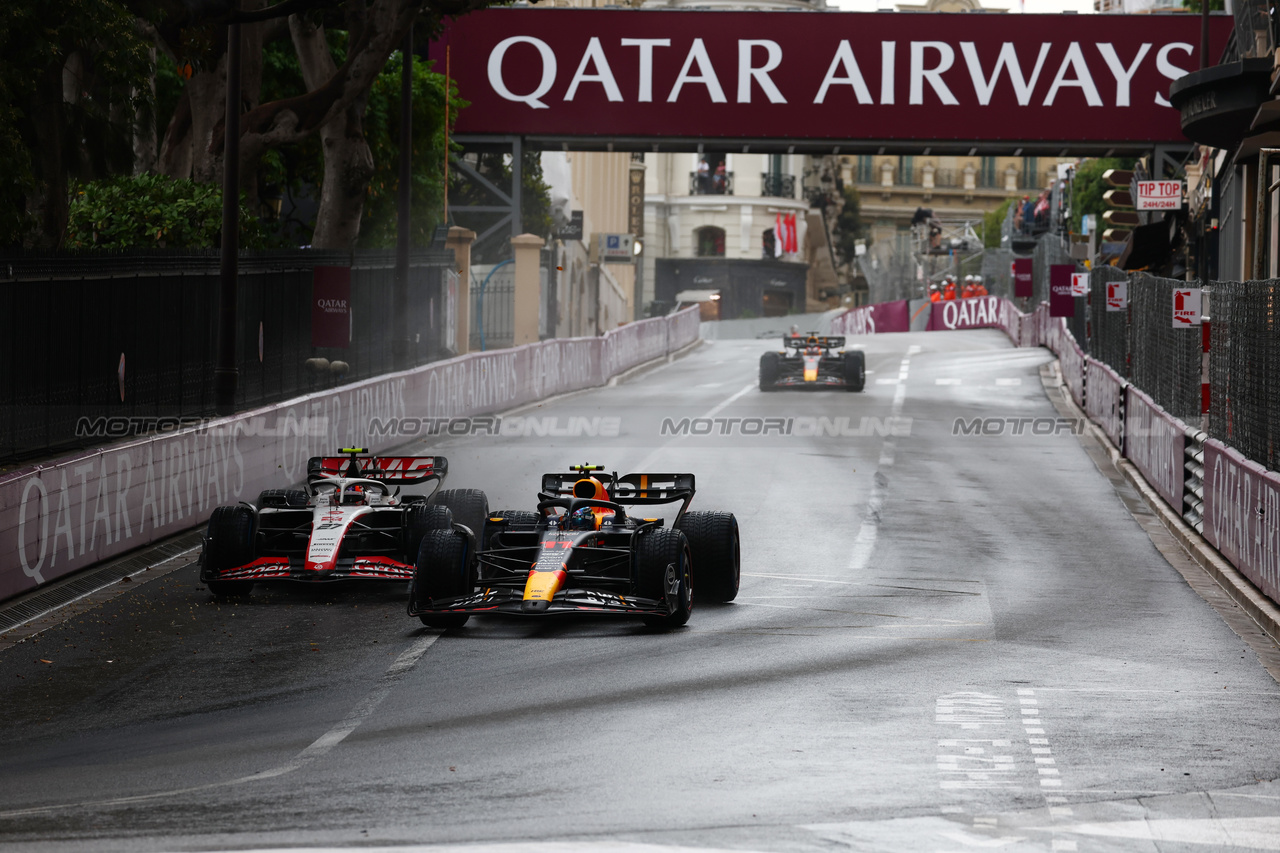 GP MONACO, Sergio Perez (MEX) Red Bull Racing RB19 e Nico Hulkenberg (GER) Haas VF-23 battle for position.

28.05.2023. Formula 1 World Championship, Rd 7, Monaco Grand Prix, Monte Carlo, Monaco, Gara Day.

 - www.xpbimages.com, EMail: requests@xpbimages.com ¬© Copyright: Coates / XPB Images
