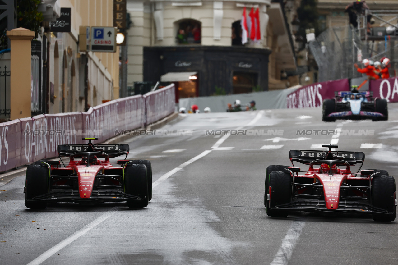 GP MONACO, Charles Leclerc (MON) Ferrari SF-23 e Carlos Sainz Jr (ESP) Ferrari SF-23 at the end of the race.

28.05.2023. Formula 1 World Championship, Rd 7, Monaco Grand Prix, Monte Carlo, Monaco, Gara Day.

 - www.xpbimages.com, EMail: requests@xpbimages.com ¬© Copyright: Coates / XPB Images