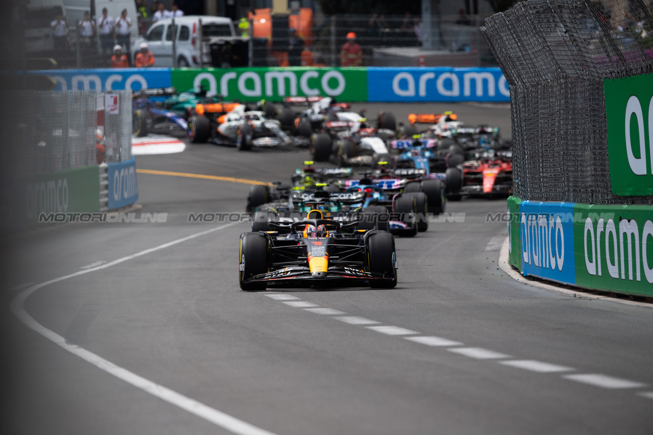GP MONACO, Max Verstappen (NLD) Red Bull Racing RB19 davanti a at the partenza of the race.

28.05.2023. Formula 1 World Championship, Rd 7, Monaco Grand Prix, Monte Carlo, Monaco, Gara Day.

- www.xpbimages.com, EMail: requests@xpbimages.com ¬© Copyright: Price / XPB Images
