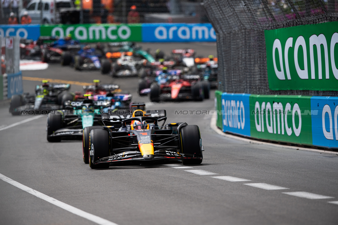GP MONACO, Max Verstappen (NLD) Red Bull Racing RB19 davanti a at the partenza of the race.

28.05.2023. Formula 1 World Championship, Rd 7, Monaco Grand Prix, Monte Carlo, Monaco, Gara Day.

- www.xpbimages.com, EMail: requests@xpbimages.com ¬© Copyright: Price / XPB Images