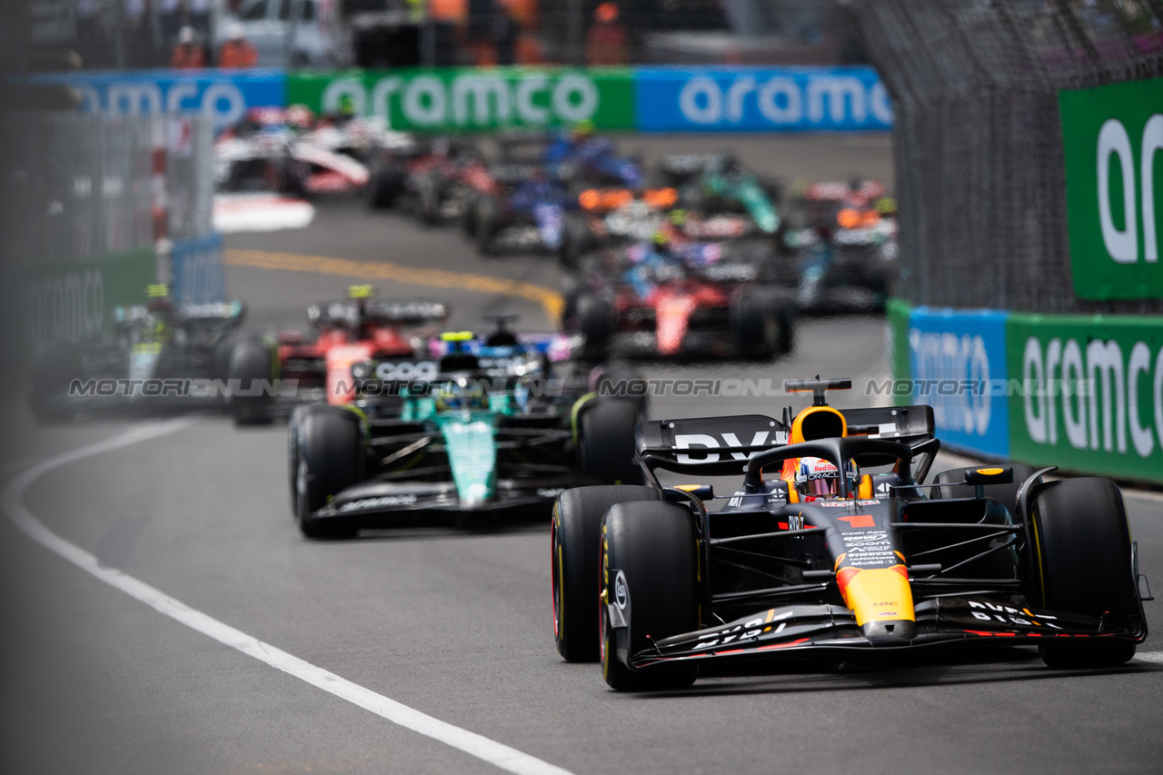 GP MONACO, Max Verstappen (NLD) Red Bull Racing RB19 davanti a at the partenza of the race.

28.05.2023. Formula 1 World Championship, Rd 7, Monaco Grand Prix, Monte Carlo, Monaco, Gara Day.

- www.xpbimages.com, EMail: requests@xpbimages.com ¬© Copyright: Price / XPB Images