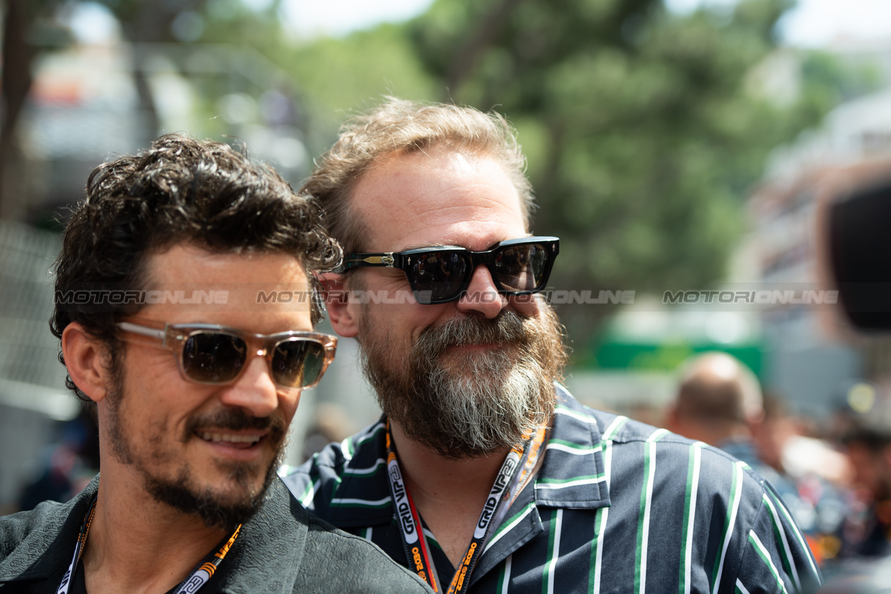 GP MONACO, Orlando Bloom (GBR) Actor on the grid with David Harbour (USA) Actor.

28.05.2023. Formula 1 World Championship, Rd 7, Monaco Grand Prix, Monte Carlo, Monaco, Gara Day.

- www.xpbimages.com, EMail: requests@xpbimages.com ¬© Copyright: Price / XPB Images