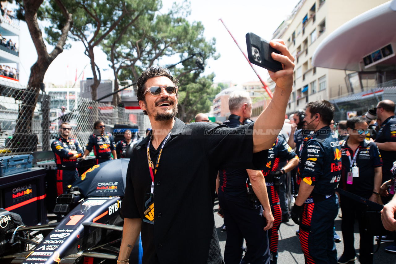 GP MONACO, Orlando Bloom (GBR) Actor on the grid.

28.05.2023. Formula 1 World Championship, Rd 7, Monaco Grand Prix, Monte Carlo, Monaco, Gara Day.

- www.xpbimages.com, EMail: requests@xpbimages.com ¬© Copyright: Price / XPB Images