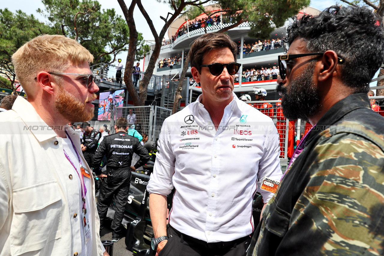 GP MONACO, Toto Wolff (GER) Mercedes AMG F1 Shareholder e Executive Director (Centre) with Rob Beckett (GBR) Comedian (Left) e Romesh Ranganathan (GBR) Comedian (Right) on the grid.

28.05.2023. Formula 1 World Championship, Rd 7, Monaco Grand Prix, Monte Carlo, Monaco, Gara Day.

- www.xpbimages.com, EMail: requests@xpbimages.com ¬© Copyright: Batchelor / XPB Images