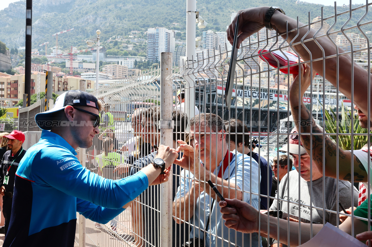 GP MONACO, Logan Sargeant (USA) Williams Racing with fans.

25.05.2023. Formula 1 World Championship, Rd 7, Monaco Grand Prix, Monte Carlo, Monaco, Preparation Day.

- www.xpbimages.com, EMail: requests@xpbimages.com ¬© Copyright: Batchelor / XPB Images