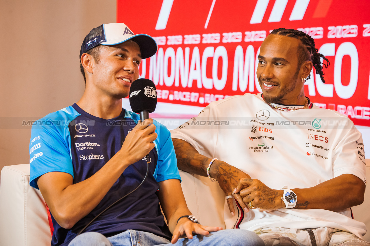 GP MONACO, (L to R): Alexander Albon (THA) Williams Racing e Lewis Hamilton (GBR) Mercedes AMG F1 in the FIA Press Conference.

25.05.2023. Formula 1 World Championship, Rd 7, Monaco Grand Prix, Monte Carlo, Monaco, Preparation Day.

- www.xpbimages.com, EMail: requests@xpbimages.com ¬© Copyright: Bearne / XPB Images