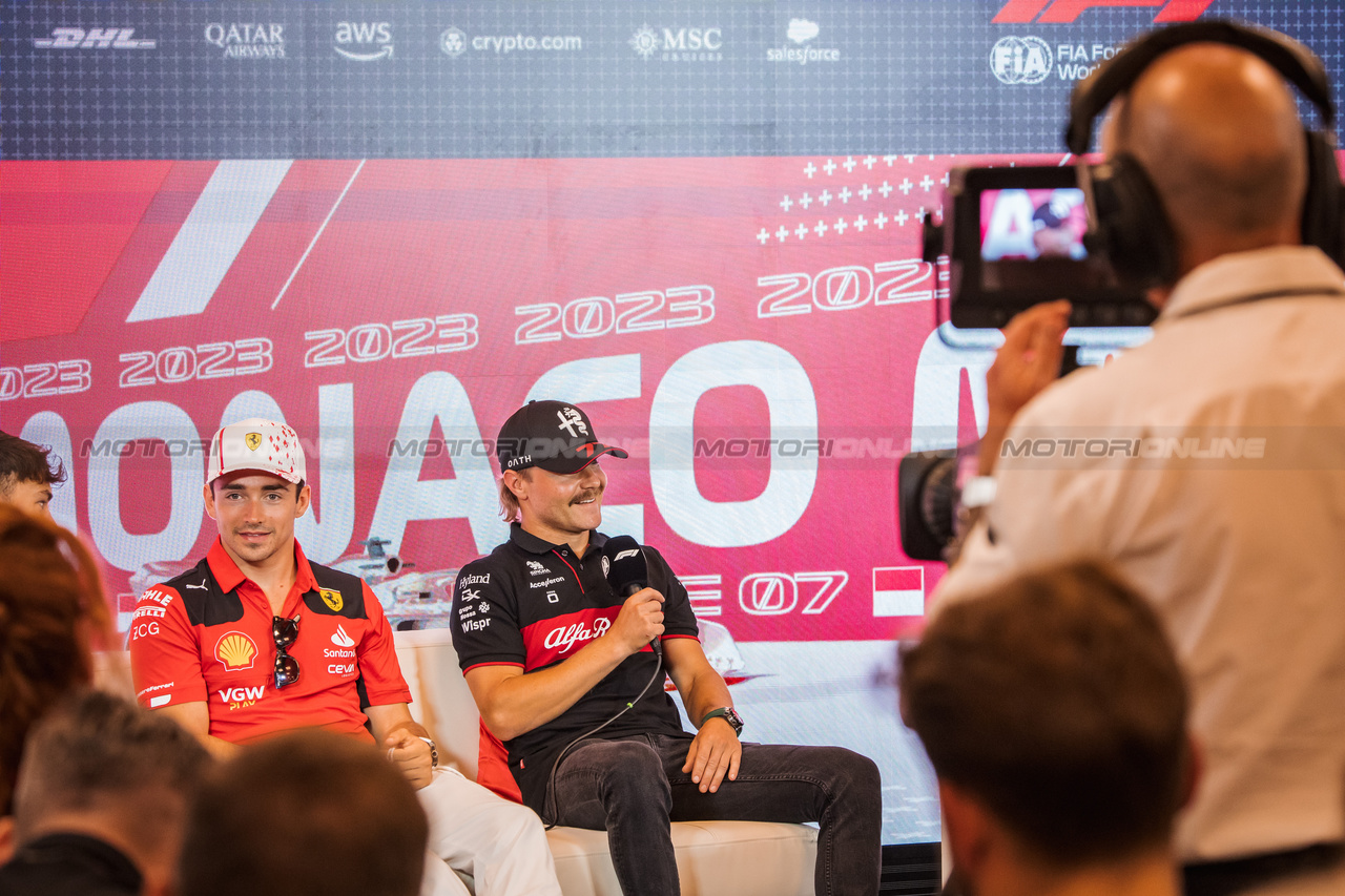 GP MONACO, (L to R): Charles Leclerc (MON) Ferrari e Valtteri Bottas (FIN) Alfa Romeo F1 Team in the FIA Press Conference.

25.05.2023. Formula 1 World Championship, Rd 7, Monaco Grand Prix, Monte Carlo, Monaco, Preparation Day.

- www.xpbimages.com, EMail: requests@xpbimages.com ¬© Copyright: Bearne / XPB Images