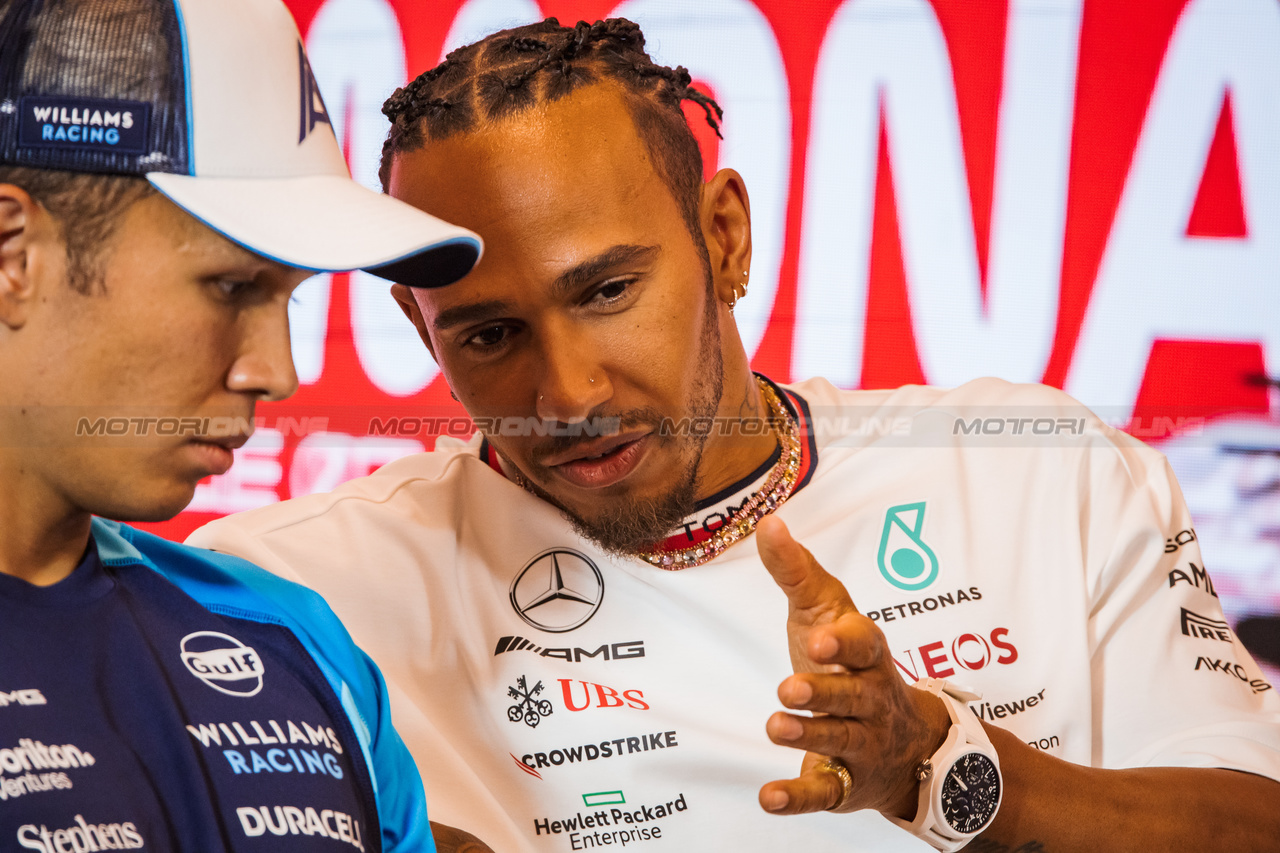 GP MONACO, (L to R): Alexander Albon (THA) Williams Racing e Lewis Hamilton (GBR) Mercedes AMG F1 in the FIA Press Conference.

25.05.2023. Formula 1 World Championship, Rd 7, Monaco Grand Prix, Monte Carlo, Monaco, Preparation Day.

- www.xpbimages.com, EMail: requests@xpbimages.com ¬© Copyright: Bearne / XPB Images
