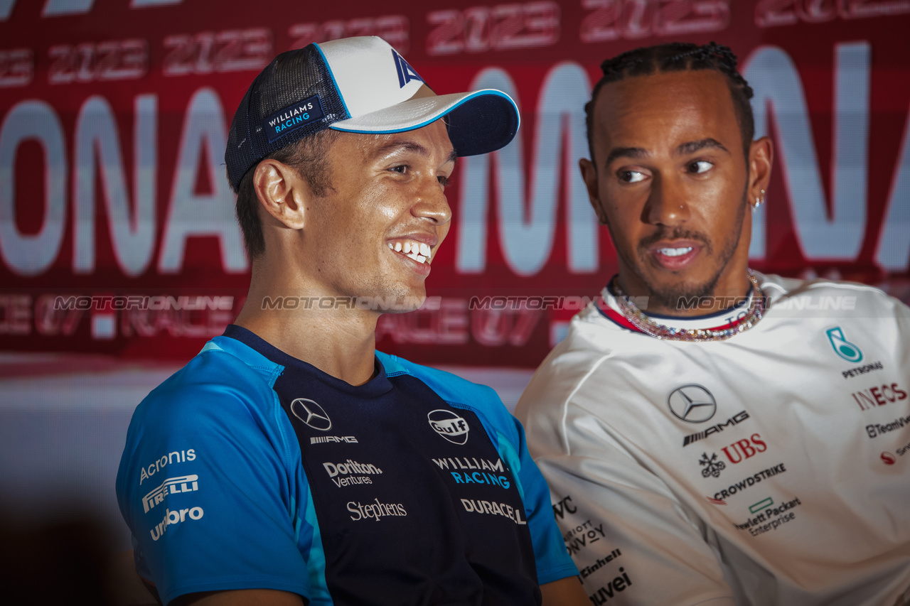 GP MONACO, (L to R): Alexander Albon (THA) Williams Racing e Lewis Hamilton (GBR) Mercedes AMG F1 in the FIA Press Conference.

25.05.2023. Formula 1 World Championship, Rd 7, Monaco Grand Prix, Monte Carlo, Monaco, Preparation Day.

- www.xpbimages.com, EMail: requests@xpbimages.com ¬© Copyright: Bearne / XPB Images